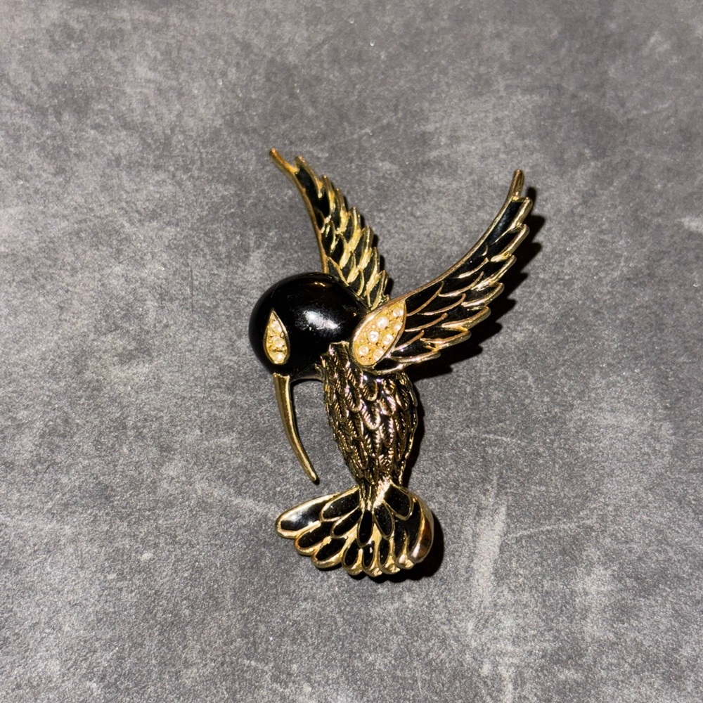 Goldtone and Black Enamel Hummingbird Brooch - Picture 12 of 12